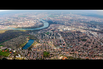 Vue aérienne de Vue de la ville sur les rives du Rhin entre Ludwigshafen et à le quartier Lindenhof in Mannheim dans le département Bade-Wurtemberg, Allemagne