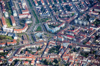 Vue aérienne de Place Rheingoldplatz au terminus du tramway Neckarau Ouest dans le centre-ville du quartier de Neckarau à le quartier Niederfeld in Mannheim dans le département Bade-Wurtemberg, Allemagne