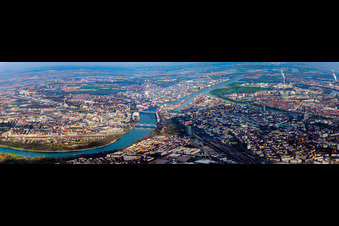 Vue aérienne de Perspective panoramique de la vue sur la ville sur les rives du Rhin entre Ludwigshafen et Mannheim à le quartier Mitte in Ludwigshafen am Rhein dans le département Rhénanie-Palatinat, Allemagne