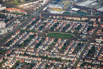 Vue aérienne de Terrain de sport - terrain de football à le quartier Almenhof in Mannheim dans le département Bade-Wurtemberg, Allemagne