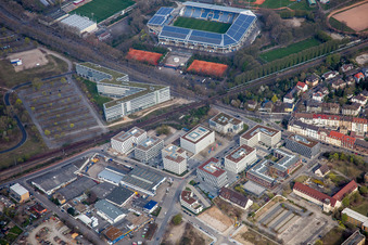Vue aérienne de Zone industrielle et d'entreprise Harlachweg devant le stade Carl Benz dans le quartier d'Oststadt à le quartier Neuostheim in Mannheim dans le département Bade-Wurtemberg, Allemagne
