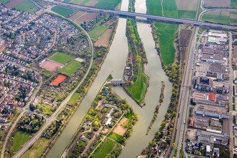Vue aérienne de Île sur la rive du Neckar devant le pont A6 à le quartier Feudenheim in Mannheim dans le département Bade-Wurtemberg, Allemagne