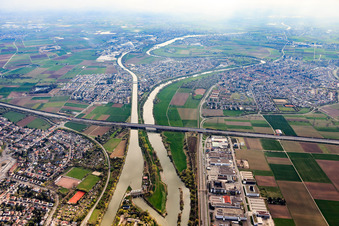 Vue aérienne de Pont autoroutier de l'A6 sur le Neckar à Ilvesheim dans le département Bade-Wurtemberg, Allemagne