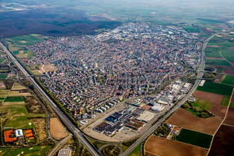 Vue aérienne de Vue des rues et des maisons dans les quartiers résidentiels à Viernheim dans le département Hesse, Allemagne