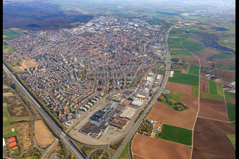 Vue aérienne de Vue des rues et des maisons dans les quartiers résidentiels à Viernheim dans le département Hesse, Allemagne