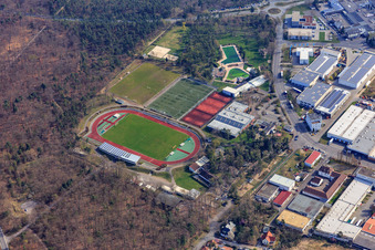 Vue aérienne de Stade forestier et installation sportive Viernheim et piscine forestière Viernheim à Viernheim dans le département Hesse, Allemagne