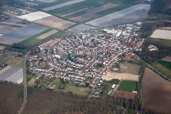 Vue aérienne de Vue des rues en forme de fer à cheval et des maisons des quartiers résidentiels à le quartier Hüttenfeld in Lampertheim dans le département Hesse, Allemagne