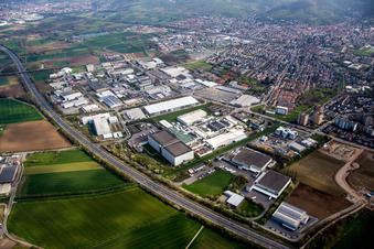 Vue aérienne de Zone industrielle et commerciale sur l'A5 (Bergstraße) à Heppenheim dans le département Hesse, Allemagne