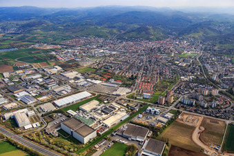 Vue aérienne de Aperçu de la ville au-delà de l'A5 depuis le sud-ouest à Heppenheim dans le département Hesse, Allemagne