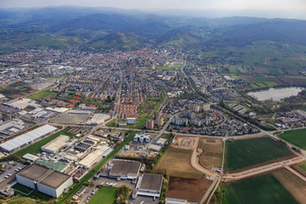 Vue aérienne de Aperçu de la ville au-delà de l'A5 depuis le sud-ouest à Heppenheim dans le département Hesse, Allemagne
