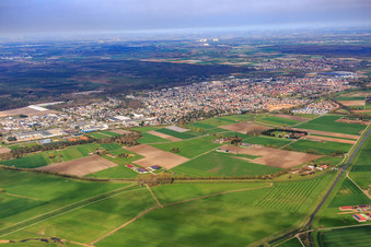 Vue aérienne de Vue d'ensemble de la ville depuis le sud-est à Lorsch dans le département Hesse, Allemagne