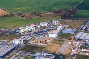 Vue aérienne de Zone industrielle Robert-Bosch-Straße avec salle de fitness Pfitzenmeier Premium Resort Bensheim à Bensheim dans le département Hesse, Allemagne