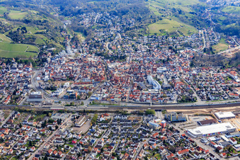 Vue aérienne de Vue d'ensemble de la ville avec la ligne de chemin de fer depuis l'ouest à Bensheim dans le département Hesse, Allemagne