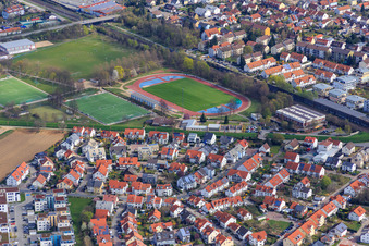 Vue aérienne de Terrains de sport du FC 07 eV Bensheim et salle de sport AKG Weiherhaus "Alte AKG Halle à le quartier Auerbach in Bensheim dans le département Hesse, Allemagne