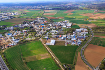 Vue aérienne de Zone industrielle de la Saarstraße vue de l'est à Bensheim dans le département Hesse, Allemagne