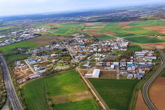 Vue aérienne de Zone industrielle de la Saarstraße vue de l'est à Bensheim dans le département Hesse, Allemagne
