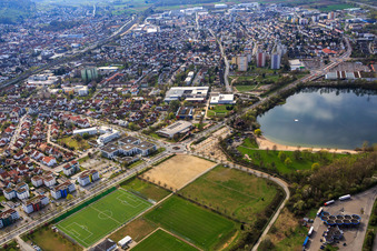 Vue aérienne de Berliner Ring avec le centre de bureaux Bensheim et le terrain de sport de SSG Bensheim Hockey au lac de baignade Bensheim | GGEW AG à Bensheim dans le département Hesse, Allemagne