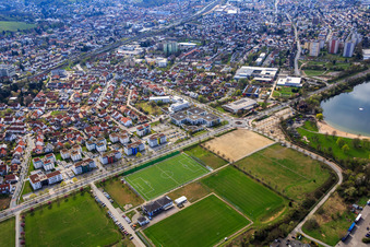 Vue aérienne de Berliner Ring avec le centre de bureaux Bensheim et le terrain de sport de SSG Bensheim Hockey au lac de baignade Bensheim | GGEW AG à Bensheim dans le département Hesse, Allemagne