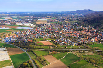 Vue aérienne de Vue d'ensemble de la ville avec la ligne de chemin de fer au pied du Melibokus depuis le sud à Zwingenberg dans le département Hesse, Allemagne