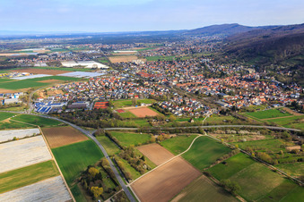Vue aérienne de Vue d'ensemble de la ville avec la ligne de chemin de fer au pied du Melibokus depuis le sud à Zwingenberg dans le département Hesse, Allemagne