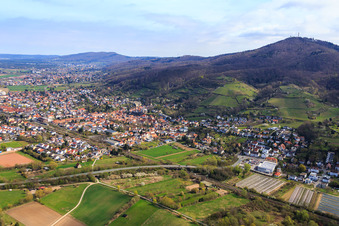 Photographie aérienne de Vue d'ensemble de la ville avec la ligne de chemin de fer au pied du Melibokus depuis le sud à Zwingenberg dans le département Hesse, Allemagne