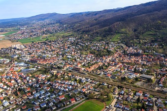 Vue aérienne de Ligne de chemin de fer à Zwingenberg dans le département Hesse, Allemagne