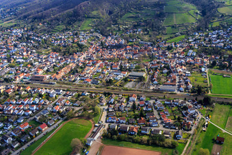 Vue aérienne de Salle Melibokus à Zwingenberg dans le département Hesse, Allemagne