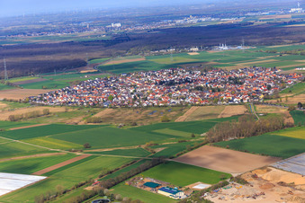 Vue aérienne de Vue du village depuis l'est à le quartier Hähnlein in Alsbach-Hähnlein dans le département Hesse, Allemagne