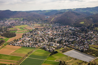 Vue aérienne de Vue des rues et des maisons dans les quartiers résidentiels à le quartier Jugenheim an der Bergstrasse in Seeheim-Jugenheim dans le département Hesse, Allemagne