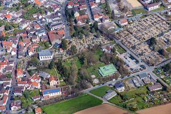 Vue aérienne de Cimetière et église à Ober-Ramstadt dans le département Hesse, Allemagne
