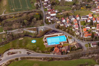 Vue aérienne de Piscine municipale extérieure à Ober-Ramstadt dans le département Hesse, Allemagne