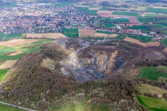 Vue aérienne de Carrière pour l'extraction et l'exploitation du basalte dans le district de Zeilhard à Roßdorf dans le département Hesse, Allemagne