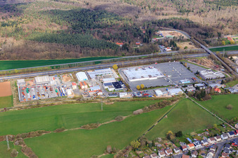 Vue aérienne de Zone commerciale Röntgenstraße avec centre E Groß-Zimmern et Bauzentrum Groß-Zimmern GmbH | Clinker-Zentrale Süd à Groß-Zimmern dans le département Hesse, Allemagne
