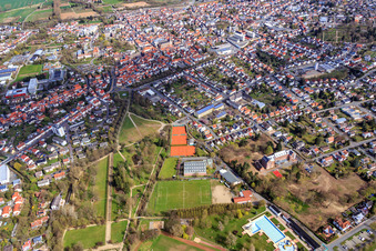 Vue aérienne de Terrains de sport du club sportif Blau-Gelb eV et Schloßgartenhalle Dieburg à Dieburg dans le département Hesse, Allemagne