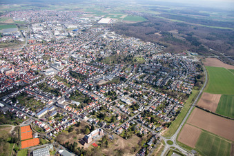 Vue aérienne de Vue des rues et des maisons dans les quartiers résidentiels à Dieburg dans le département Hesse, Allemagne