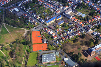 Vue aérienne de Terrains de sport du club sportif Blau-Gelb eV et Schloßgartenhalle Dieburg à Dieburg dans le département Hesse, Allemagne