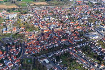 Vue aérienne de Centre-ville avec l'église paroissiale Saint-Pierre-et-Paul à Dieburg dans le département Hesse, Allemagne