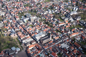 Vue aérienne de Église dans le vieux centre-ville à Dieburg dans le département Hesse, Allemagne