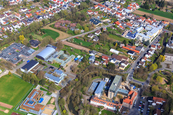 Vue aérienne de Château d'Albini, bureau d'immigration de Darmstadt-Dieburg et école Anne Frank à Dieburg dans le département Hesse, Allemagne