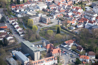 Vue aérienne de Bâtiment administratif des autorités de l'État, de l'administration du district et du tribunal de district à Dieburg dans le département Hesse, Allemagne