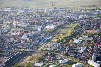 Vue aérienne de Gare ferroviaire à le quartier Queichheim in Landau in der Pfalz dans le département Rhénanie-Palatinat, Allemagne