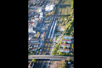 Vue aérienne de Gare ferroviaire à le quartier Queichheim in Landau in der Pfalz dans le département Rhénanie-Palatinat, Allemagne
