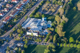 Vue aérienne de Courbes et pistes circulaires du toboggan aquatique de la piscine intérieure et extérieure de La Ola à le quartier Queichheim in Landau in der Pfalz dans le département Rhénanie-Palatinat, Allemagne