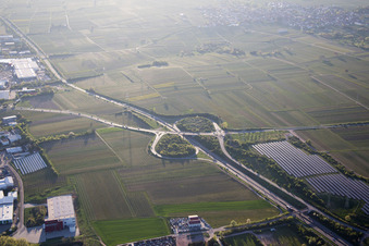 Vue aérienne de Landau Nord, sortie A65-B10 à Landau in der Pfalz dans le département Rhénanie-Palatinat, Allemagne