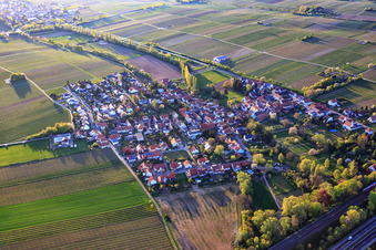 Vue aérienne de Vue du village de Hainbach depuis le sud-est à Knöringen dans le département Rhénanie-Palatinat, Allemagne