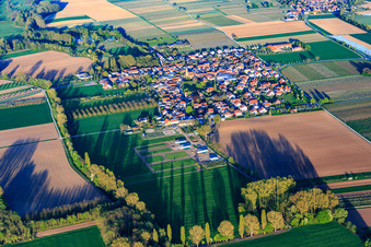Vue aérienne de Vue d'ensemble du village de Modenbach depuis l'ouest à Großfischlingen dans le département Rhénanie-Palatinat, Allemagne