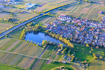 Vue aérienne de Vue du village de Kropsbach à côté de l'A65 depuis le sud à Kirrweiler dans le département Rhénanie-Palatinat, Allemagne