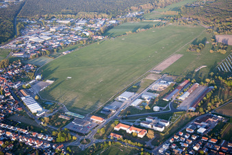 Vue aérienne de Aérodrome de vol à voile à le quartier Speyerdorf in Neustadt an der Weinstraße dans le département Rhénanie-Palatinat, Allemagne