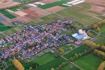Vue aérienne de Vue du village de Modenbach depuis le nord à Freimersheim dans le département Rhénanie-Palatinat, Allemagne