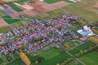 Vue aérienne de Vue du village de Modenbach depuis le nord à Freimersheim dans le département Rhénanie-Palatinat, Allemagne